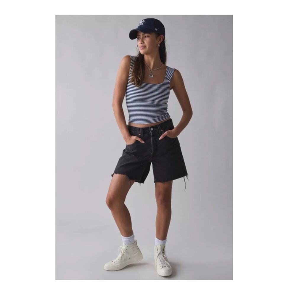 Levi’s 501 mid thigh Jean shorts NEW 27